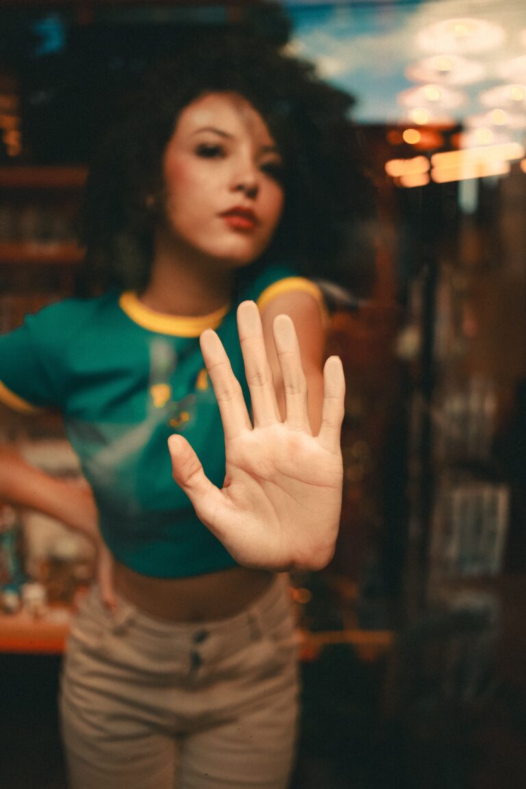Cómo poner límites siendo una persona sensible (Y el arte de decir NO sin sentir que te mueres de culpa)
